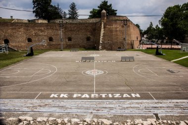 Belgrad, Sırbistan - 12.07.2020. - Kalemegdan 'da basketbol sahası, Belgrad KK Partizan logosuyla