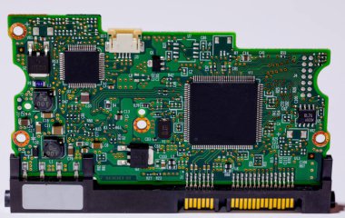 Yazdırılmış devre kartı, bileşenleri ve görünür SATA bağlantılarıyla beyaz arkaplanda izole edildi