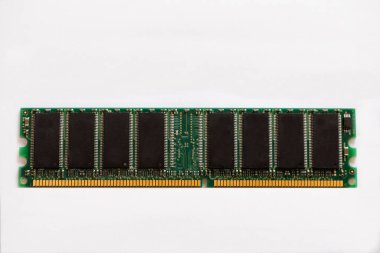 Bilgisayar RAM bellek modülünün bir kısmı beyaz arkaplanda izole edildi