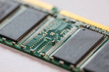 Bilgisayar RAM bellek modülünün bir kısmı beyaz arkaplanda izole edildi