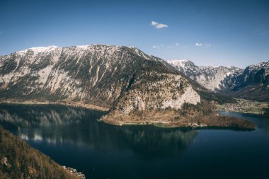 Avusturya Alplerinde panoramik manzara. Hallstatt Gölü 'ndeki Hallstatt dağ köyü. Hallstatt Alp Dağları 'ndan göl manzarası. Yer: Hallstatt köyü, Avusturya, Alpler. Avrupa