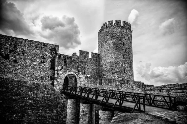 Belgrad 'ın tarihi kale kuleleri, kapısı ve köprüsü olan Kalemegdan Kalesi, Sırbistan