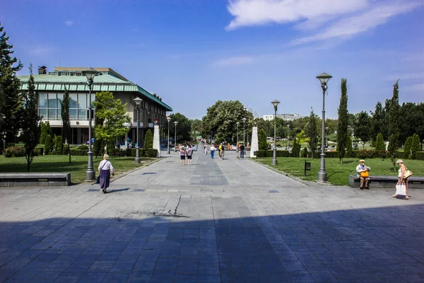 Belgrad 'daki Saint Sava kilisesinin önüne park et.