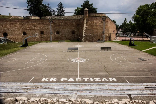 Belgrad, Sırbistan - 12.07.2020. - Kalemegdan 'da basketbol sahası, Belgrad KK Partizan logosuyla
