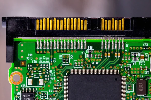 Çipleri ve SATA HDD bağlantıları olan yazdırılmış devre kartının bir parçası