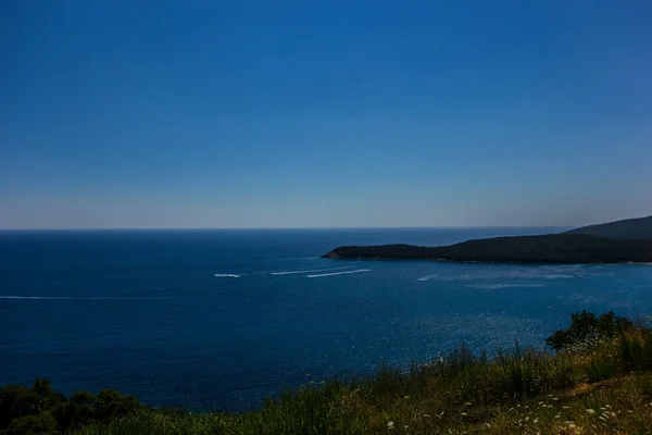 Karadağ 'ın Budva kenti yakınlarındaki tepeden Adriyatik Denizi manzarası