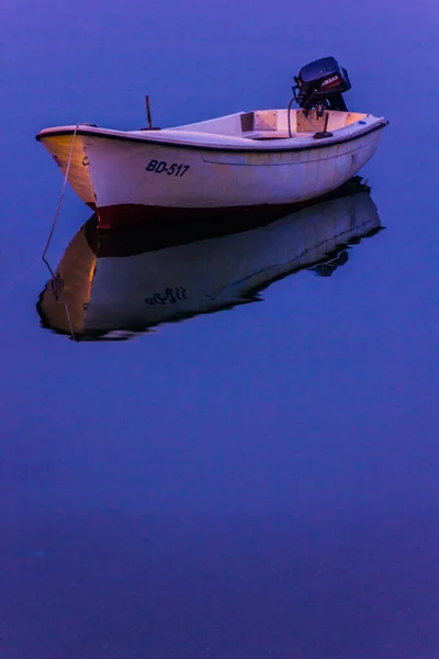 Spiegelbild Eines Kleinen Bootes Blauen Wasser — Stockfoto