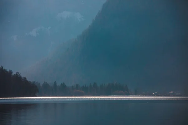 Vista Temprana Mañana Superficie Del Lago Hallstatt Con Bosque Colinas —  Fotos de Stock