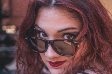 Güzel kızıl saçlı bir kızın portresi.