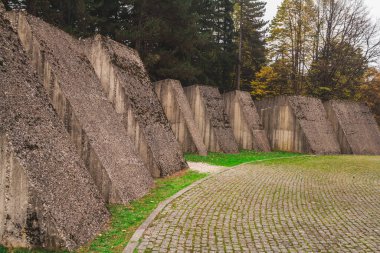 Kozara Ulusal Parkı 'ndaki Devrim Anıtı' nın bir parçası.