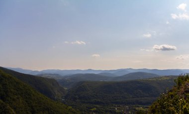 Bosna-Hersek 'in batısındaki vadi ve dağların manzarası