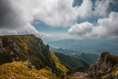 Tepeleri, kayaları ve dramatik gökyüzü olan güzel dağ manzarası. Bosna-Hersek 'teki Vlasiç Dağı