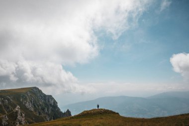 Tepeleri, kayaları ve dramatik gökyüzü olan güzel dağ manzarası. Bosna-Hersek 'teki Vlasiç Dağı