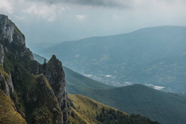 Tepeleri, kayaları ve dramatik gökyüzü olan güzel dağ manzarası. Bosna-Hersek 'teki Vlasiç Dağı