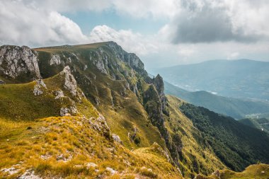 Tepeleri, kayaları ve dramatik gökyüzü olan güzel dağ manzarası. Bosna-Hersek 'teki Vlasiç Dağı