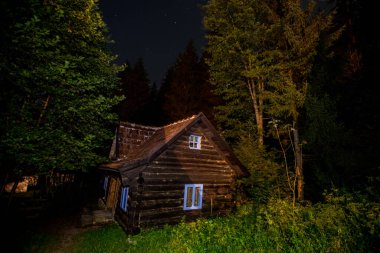 Zelenkovac ormanındaki eski ahşap evin gece fotoğrafları.