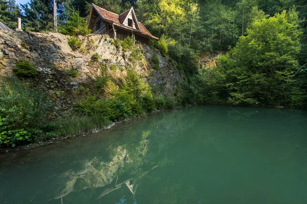 Bosna-Hersek 'in Zelenkovac kenti yakınlarındaki küçük yapay göl ve eski kulübe