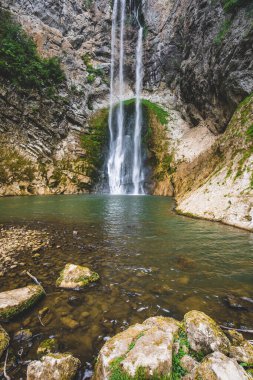 Bosna-Hersek 'teki Sanski Most yakınlarında güzel bir şelale Bliha. Şelale Kamengrad köyündedir.