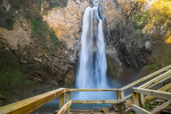 Sendero Madera Frente Cascada Bliha Cerca Sanski Most Oeste Bosnia —  Fotos de Stock