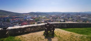 Kasabanın üstündeki tepedeki eski Gradina kalesinden Doboj 'un manzarası. Eski şehrin duvarlarında eski bir top