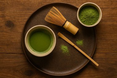 Geleneksel bir kibrit kutusu seramik bir kase çay, çırpma, barut kasesi ve tepside bir chashaku. Sıcak tonlar ve ahşap tanecikleri otantik Japon atmosferini güçlendirir..