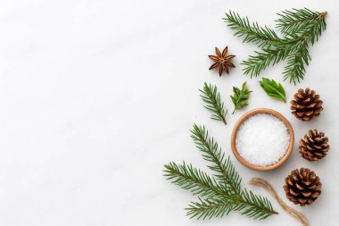 Çam dalları, yıldız anason, ahşap bir kasede deniz tuzu, kutsal yapraklar, ip ve hafif mermer bir arka planda dizilmiş çam kozalakları gibi doğal elementlerle bezenmiş bir tatil dairesi. Tatil kompozisyonu