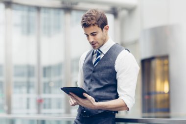 Dijital tablet kullanan işadamı