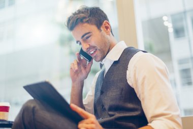 bir cep telefonu kullanarak iş adamı