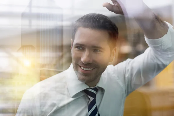 Geschäftsmann steht hinter Glas — Stockfoto