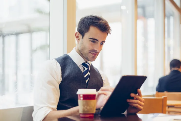 Zakenman aan de koffie winkel — Stockfoto