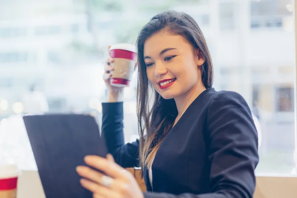 Affärskvinna på coffee shop — Stockfoto