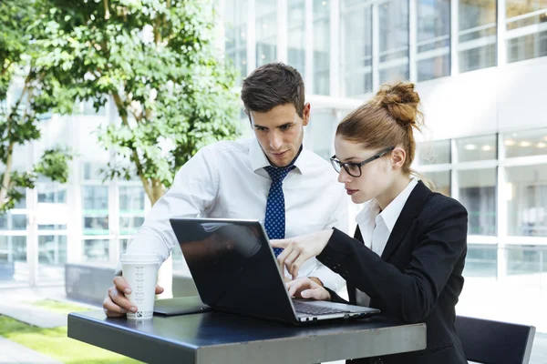 Uomini d'affari che si incontrano in ufficio — Foto Stock