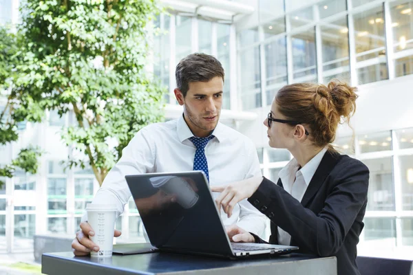 Uomini d'affari che si incontrano in ufficio — Foto Stock