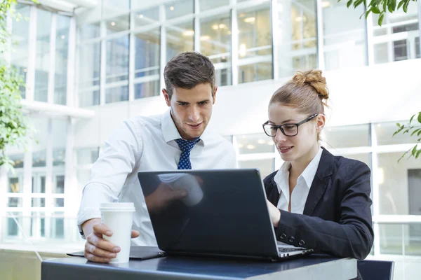 Ofiste toplantı iş adamları