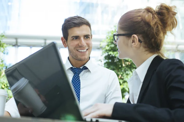 Mensen uit het bedrijfsleven vergadering op het Bureau — Stockfoto