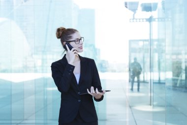 bir cep telefonu kullanarak iş kadını
