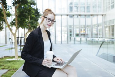 bir bilgisayarı kullanarak iş kadını