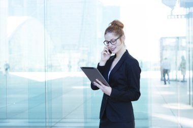 bir cep telefonu kullanarak iş kadını