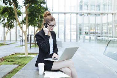 bir cep telefonu kullanarak iş kadını