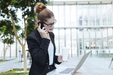 bir cep telefonu kullanarak iş kadını