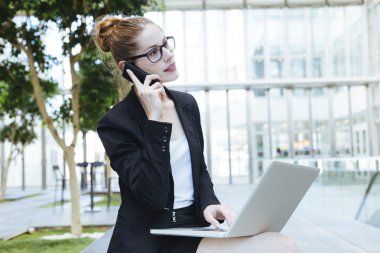 bir cep telefonu kullanarak iş kadını