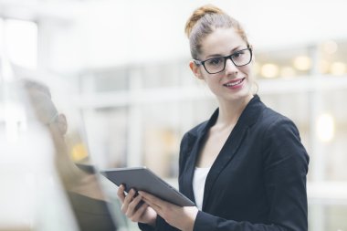 iş kadını dijital tablet kullanma