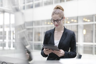 iş kadını dijital tablet kullanma