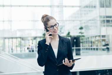 bir cep telefonu kullanarak iş kadını