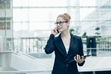 bir cep telefonu kullanarak iş kadını