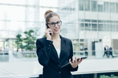 bir cep telefonu kullanarak iş kadını