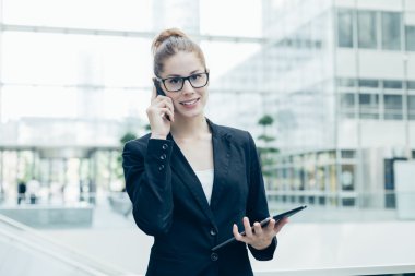 bir cep telefonu kullanarak iş kadını