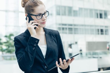 bir cep telefonu kullanarak iş kadını