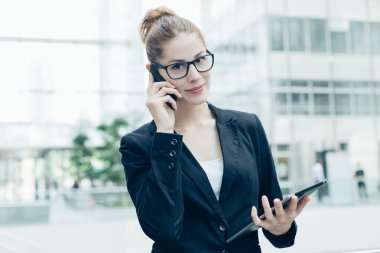 bir cep telefonu kullanarak iş kadını