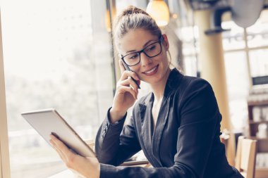 iş kadını dijital tablet kullanma